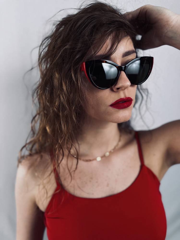 DELUXE damskie okulary przeciwsłoneczne z polaryzacją szylkretowe kocie oko z czerwonymi zausznikami